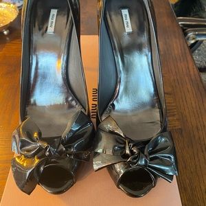 MIU MIU SIZE 38 (8) Gunmetal patent open toe with bow 4” Italian heels